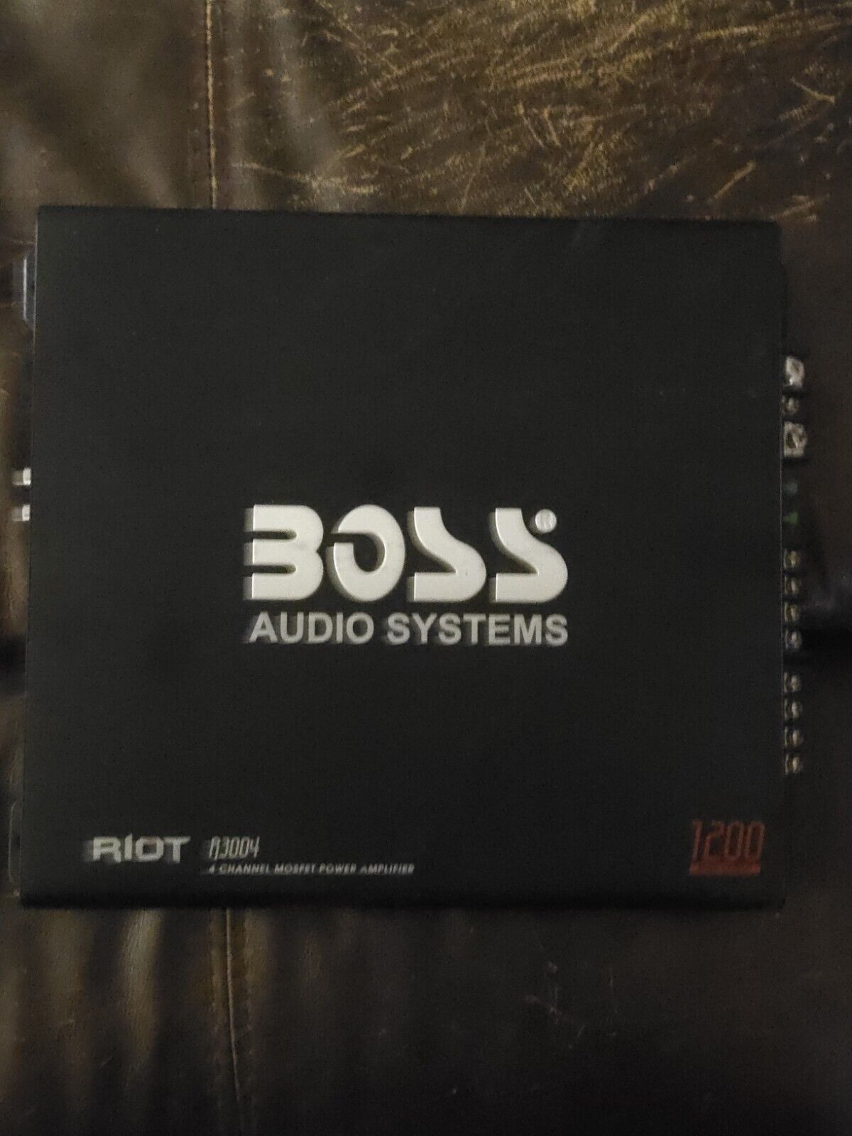 BOSS RIOT R3004 Amp 1200w